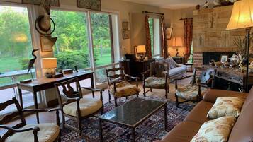 Lareira, pebolim, mesa de pingue-pongue, livros