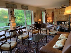 Una chimenea, un futbolín, una mesa de tenis de mesa, libros