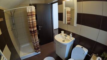 Douche, sĂšche-cheveux, serviettes fournies