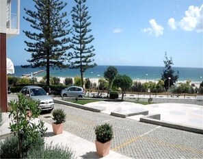 Property grounds - Excellent studio, beachfront, sea view w/ parking lot (Portimão)