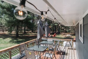 Outdoor dining - Muskoka House 4BDR BBQ 55"HDTV WIFI AC Sleep12 (Bracebridge)