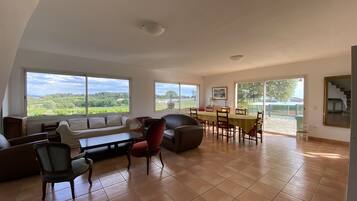 Télévision, cheminée, livres