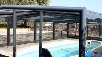 Una piscina al aire libre, una piscina climatizada