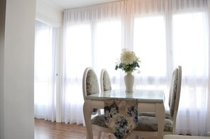 Dining - Holiday rental apartment in Benalmádena, Puerto Marina (Benalmádena)