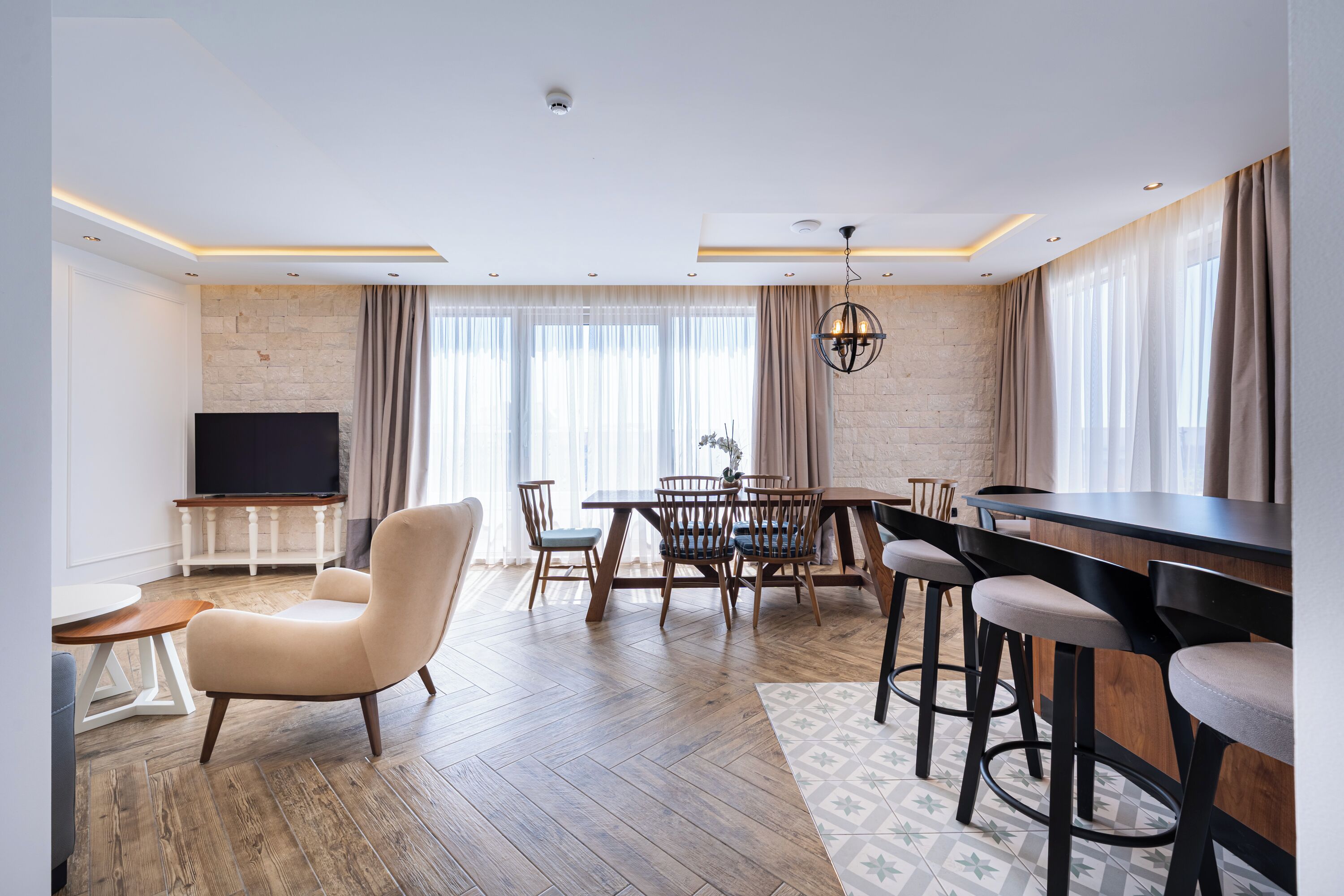 Presidential-Apartment, Meerblick | Wohnbereich | 32-Zoll-LCD-Fernseher mit Kabelempfang, Fernseher