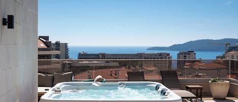 Presidential Apartment, Sea View | Private spa tub