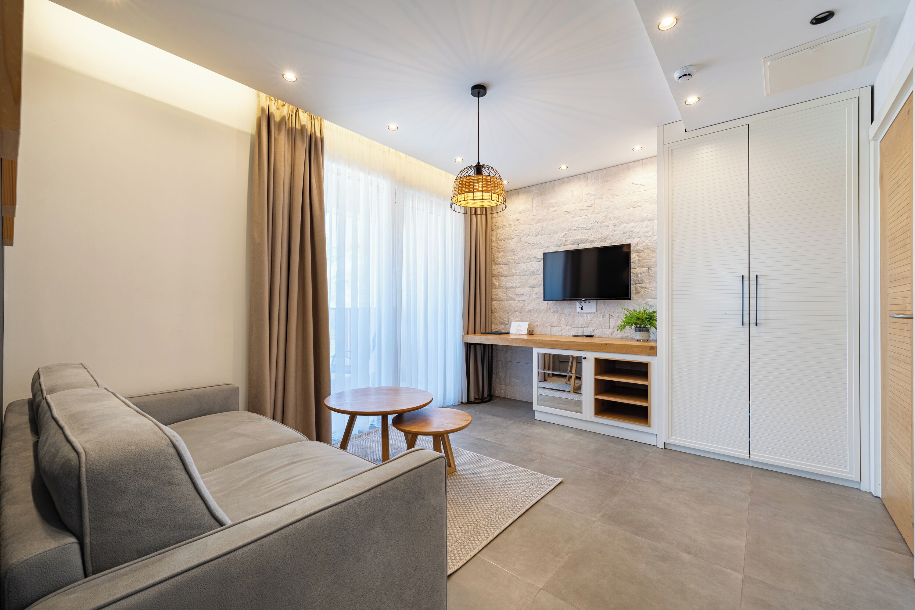Apartamento superior, 1 cama Queen e sofá-cama | Área de estar | TV LCD 32 polegadas com canais a cabo, TV