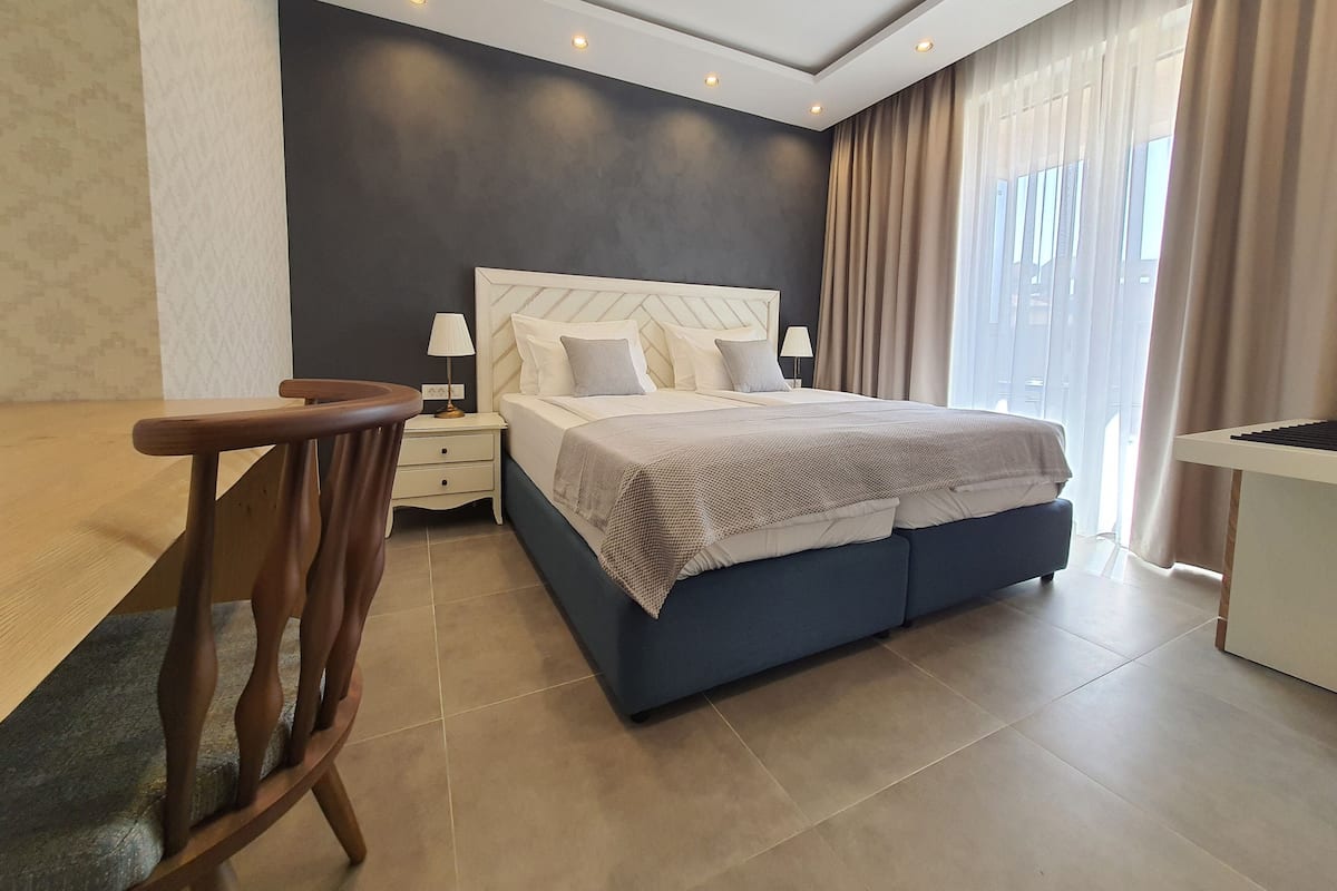 1 bedroom, premium bedding, memory-foam beds, minibar