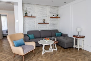 Appartement Présidentiel, vue mer | Coin séjour | Télévision LCD de 32 pouces avec chaînes par câble, télévision