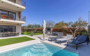 A modern outdoor pool area with lounge chairs, a barbecue, and a well-maintained lawn. - Caci-A2 with Pool - istriensonne 0713 (Medulin)