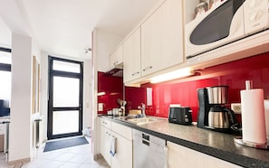 Kjøleskap, mikrobølgeovn, ovn og kokeplater