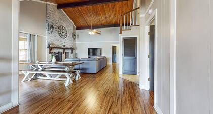 Unique find on Logan Martin! Cozy, spacious and family friendly.