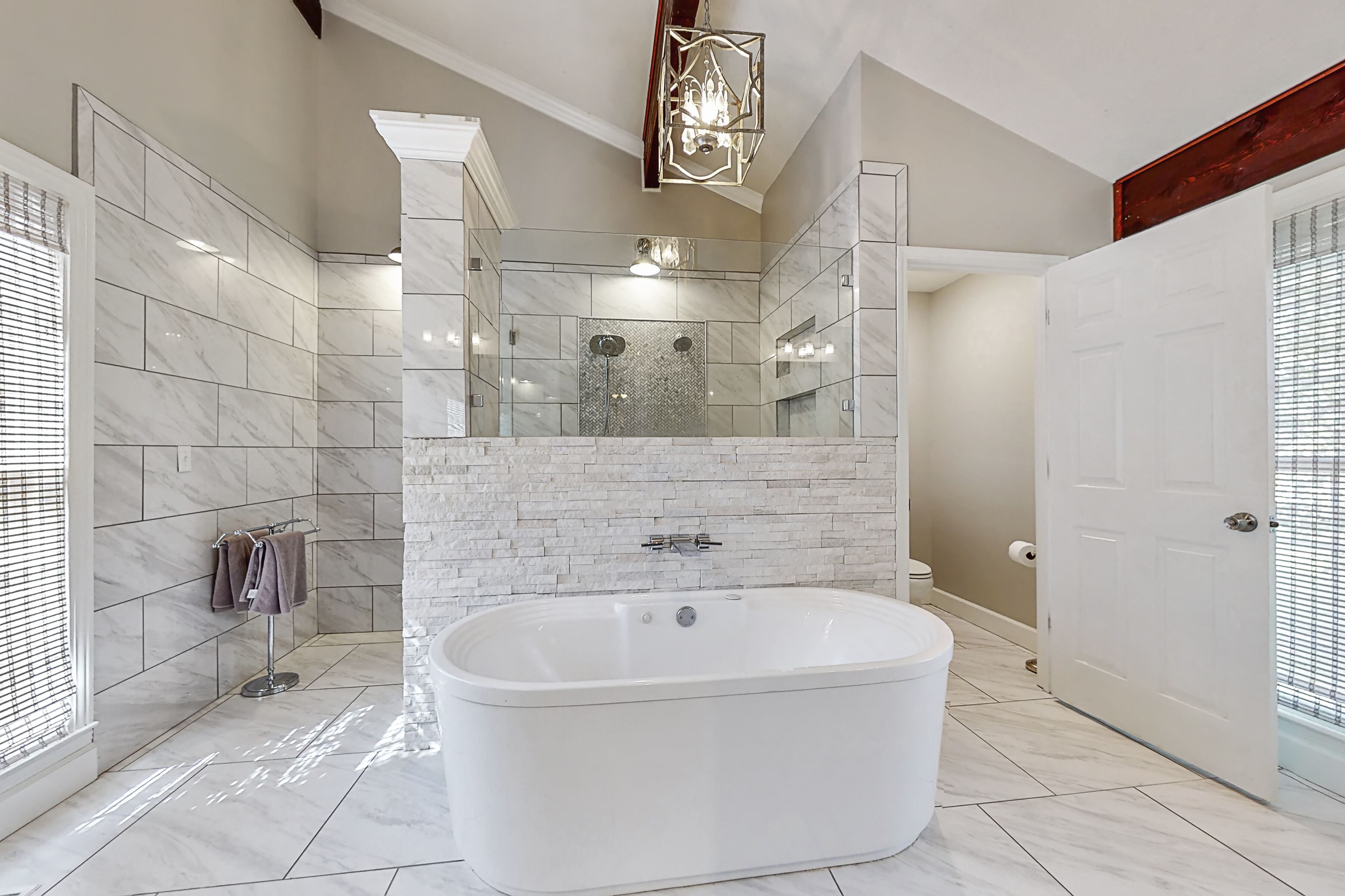 Douche, baignoire à jets, sèche-cheveux, serviettes fournies