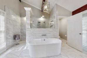 Een douche, een bubbelbad, een haardroger, handdoeken
