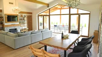 Chalet Mewah, 3 kamar tidur, sauna, pemandangan gunung | Area keluarga | Smart TV 100-cm dengan saluran TV kabel, TV, dan mainan