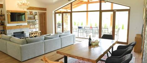 Chalet de lujo, 3 habitaciones, sauna, vista a la montaña | Área de sala de estar | Smart TV de 100 cm con canales por cable, televisión y juguetes