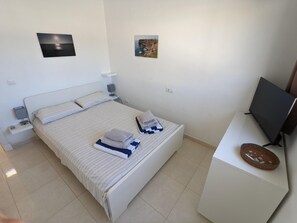 4 chambres, coffres-forts dans les chambres, fer et planche à repasser