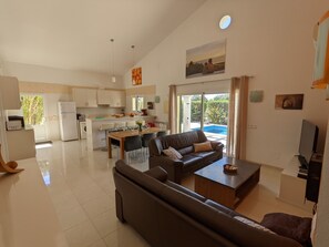 TV connectée, lecteur de DVD, livres, vidéothèque