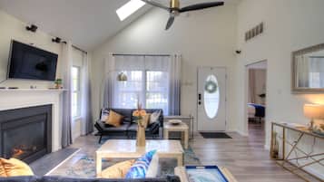 Una Smart TV, una chimenea, libros
