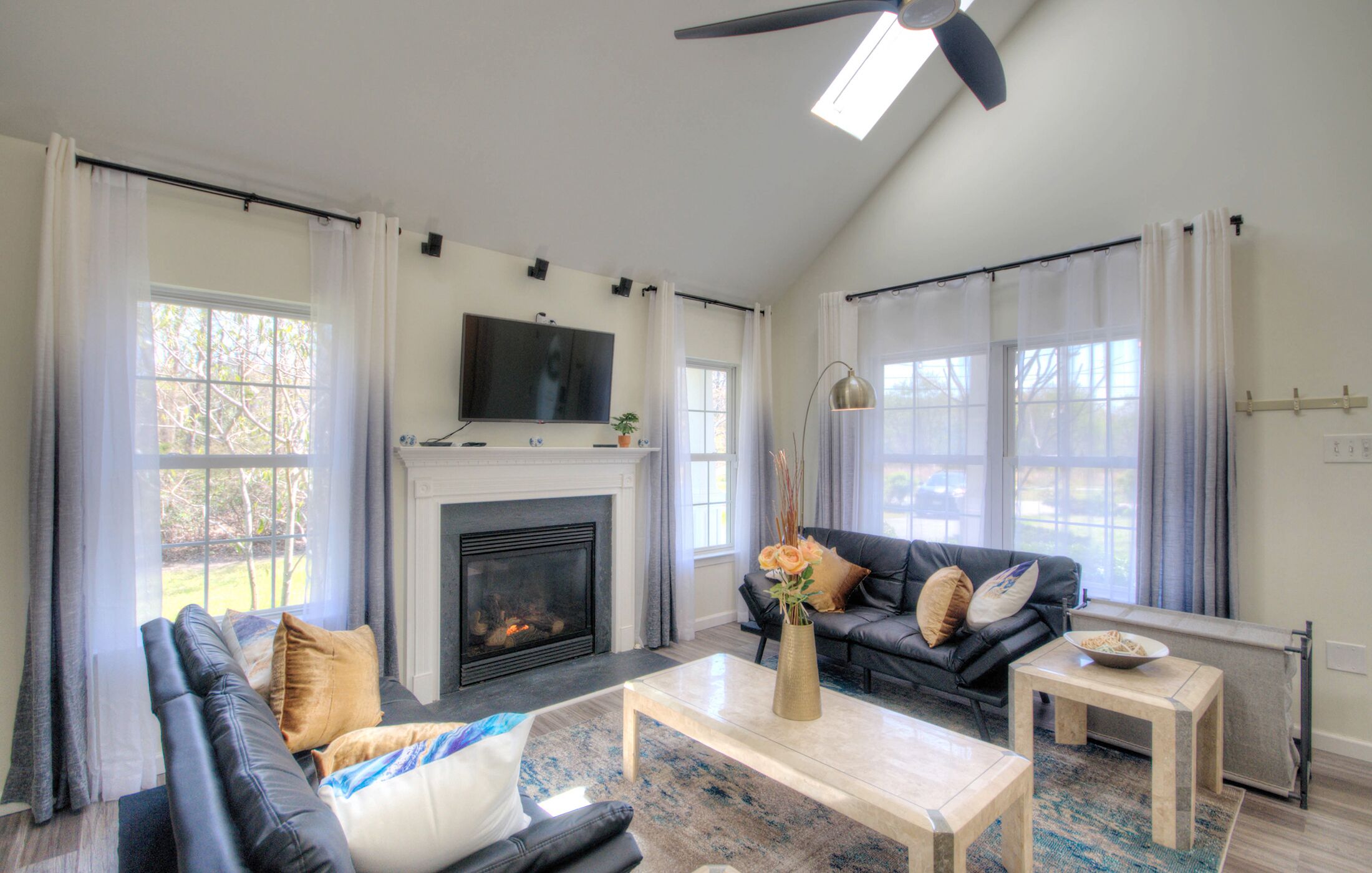 Smart-TV, peis og bøker