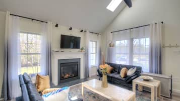 Smart-TV, peis og bøker