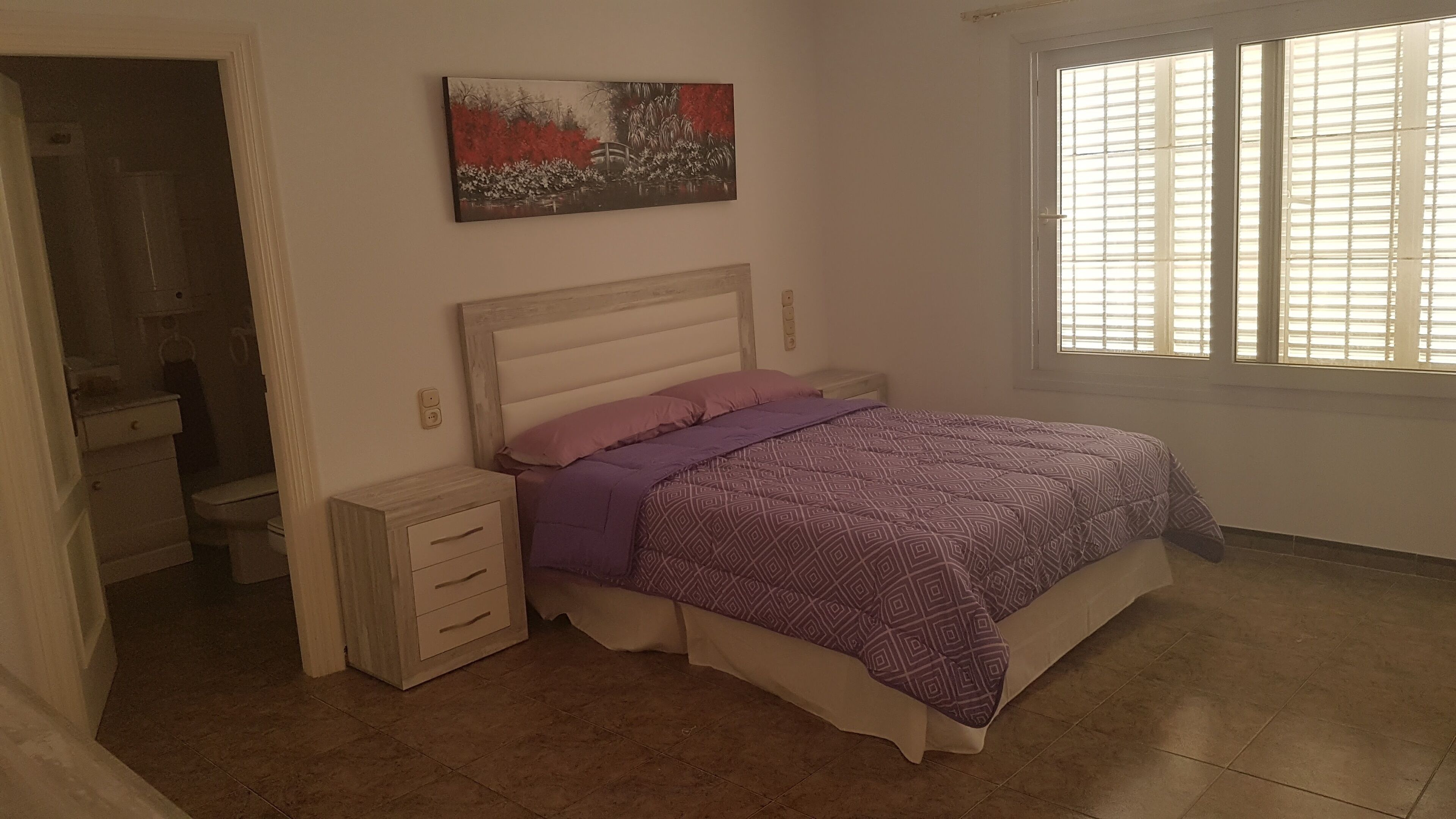 Een bureau, een strijkplank/strijkijzer, reisbedje, gratis wifi