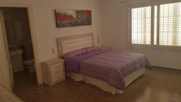 Een bureau, een strijkplank/strijkijzer, reisbedje, gratis wifi