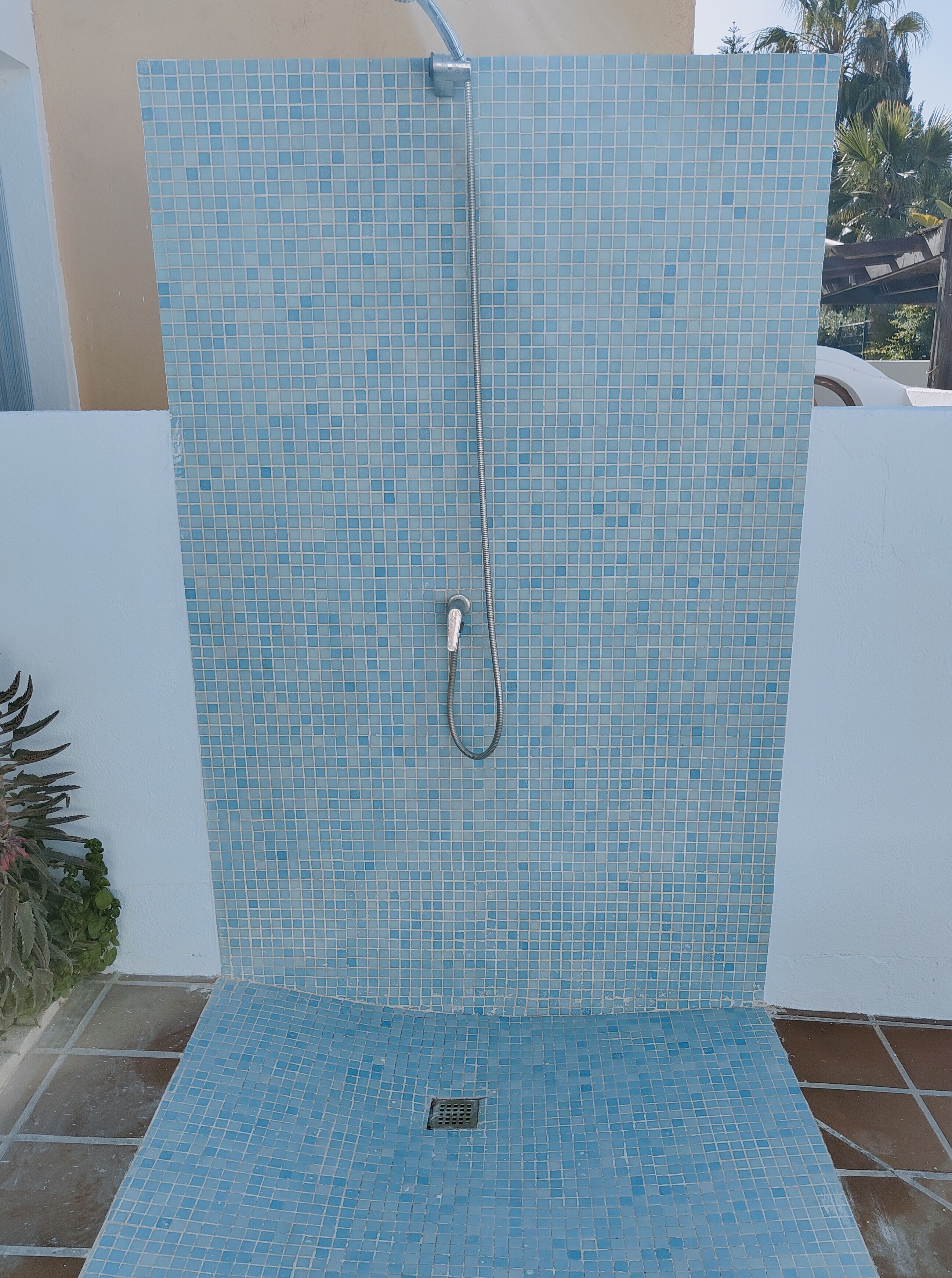Baignoire, sèche-cheveux, serviettes fournies, savon
