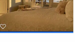 Una camera da letto con un letto grande, una cassettiera e una finestra con vista sull'esterno.