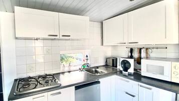 Een koelkast, een magnetron, een kookplaat, een broodrooster