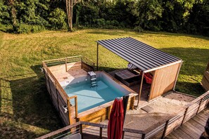 Outdoor pool - Charming house, terrace, swimming pool, Jacuzzi, trampoline and ping pong table (Chigy)