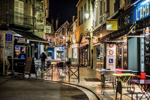 Charming house, terrace, swimming pool, Jacuzzi, trampoline and ping pong table