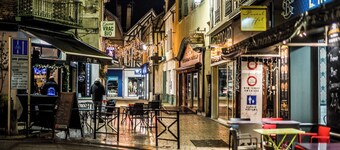 Charming house, terrace, swimming pool, Jacuzzi, trampoline and ping pong table