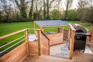 Property grounds - Charming house, terrace, swimming pool, Jacuzzi, trampoline and ping pong table (Chigy)