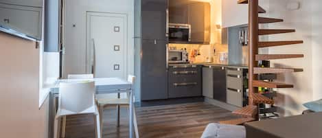 Réfrigérateur, four à micro-ondes, un four, surface de cuisson