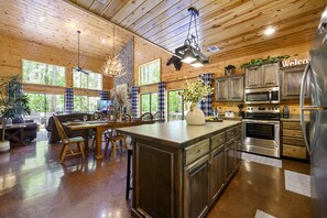 Full-size fridge, microwave, oven, stovetop