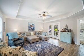 スマートテレビ、DVD プレーヤー、書庫