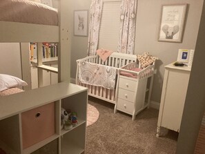 3 Schlafzimmer, Schreibtisch, Bügeleisen/Bügelbrett, WLAN