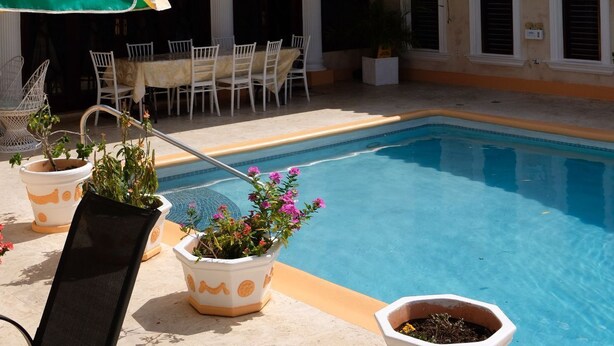 Una piscina al aire libre