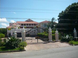 Exterior - Chateau Gloria Luxury Villa, private Pool, Chef and Ocean View (Montego Bay)
