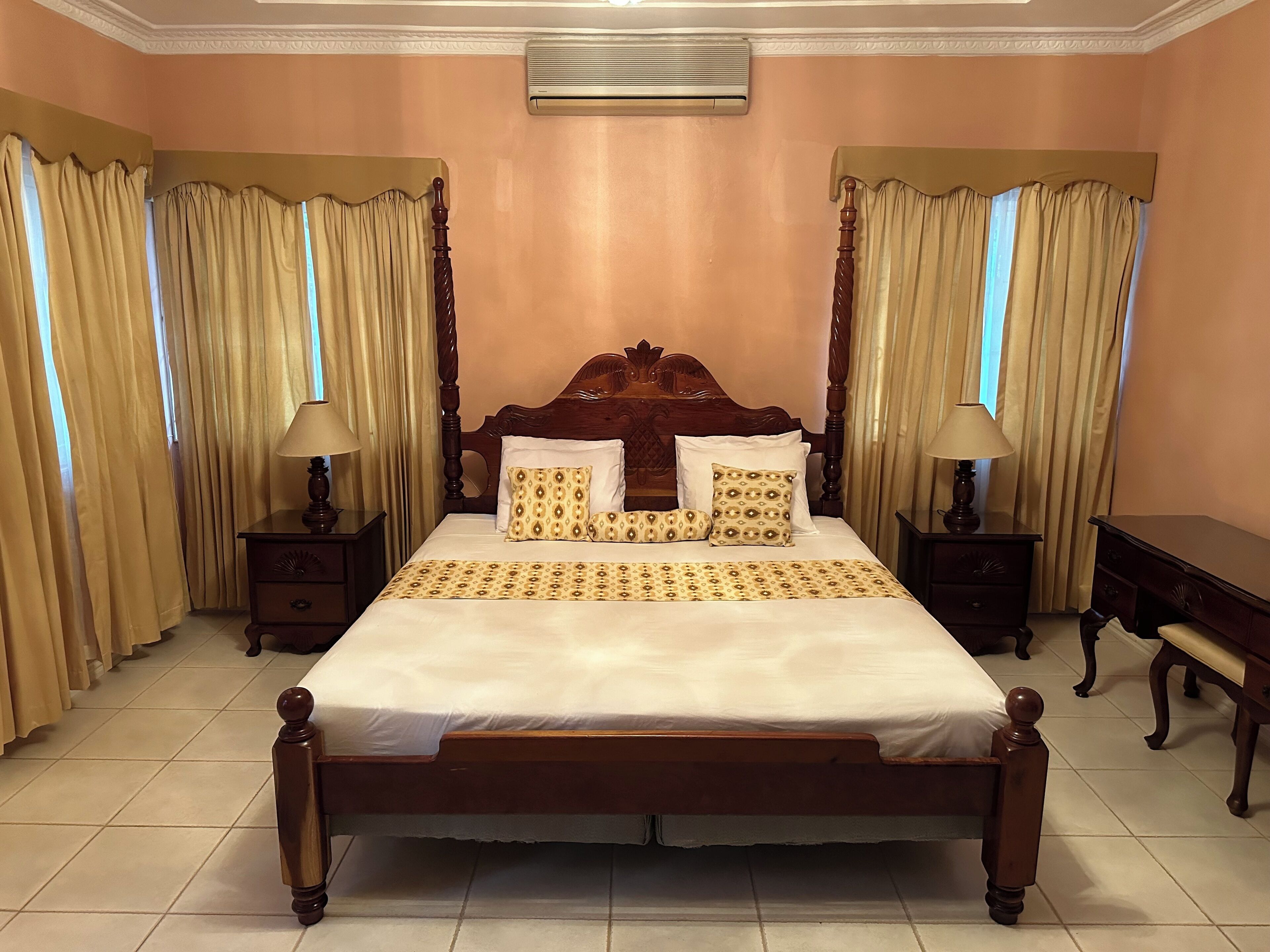 7 bedrooms, iron/ironing board, WiFi (free), bed sheets