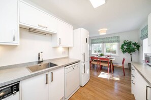 Fridge, microwave, oven, stovetop - At the Bay - A Quintessential Cottage (Fife)