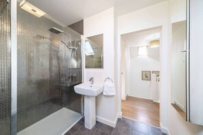 Dusche, Haartrockner, Handtücher