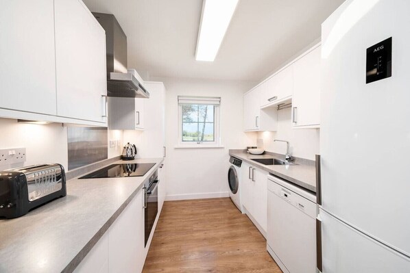 Fridge, microwave, oven, stovetop - At the Bay - A Quintessential Cottage (Fife)