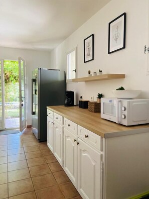 Réfrigérateur, micro-ondes, four, plaque de cuisson