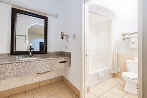 Gratis toiletartikelen, een haardroger, handdoeken