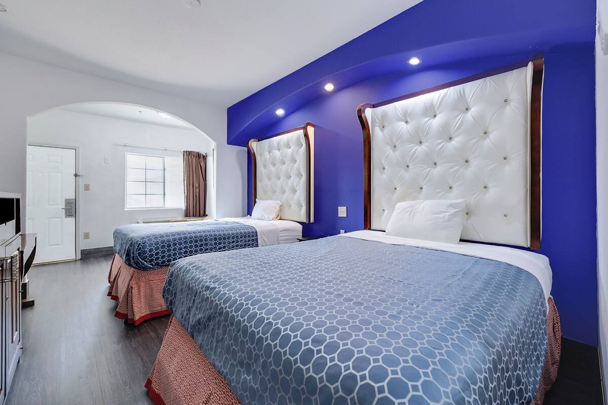 2 Queen Beds with Kitchenette Non-Smoking | Pillowtop beds, desk, iron/ironing board, rollaway beds (surcharge)