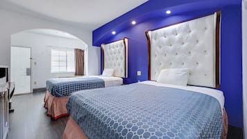 Colchones con pillow-top, escritorio y tabla de planchar con plancha