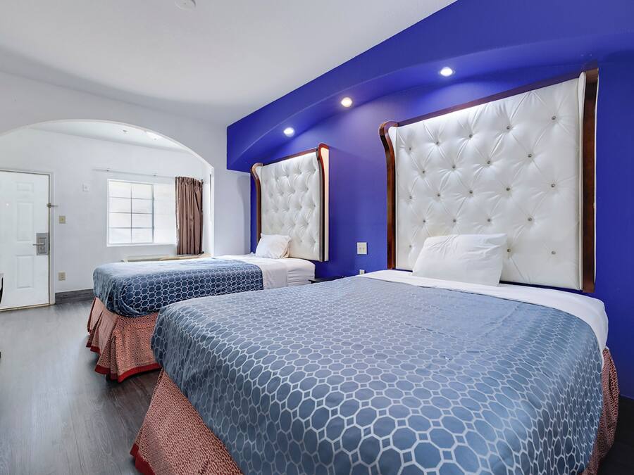 Kamer, 2 queensize bedden, niet-roken, kitchenette | Pillowtop-bedden, een bureau, een strijkplank/strijkijzer, gratis wifi