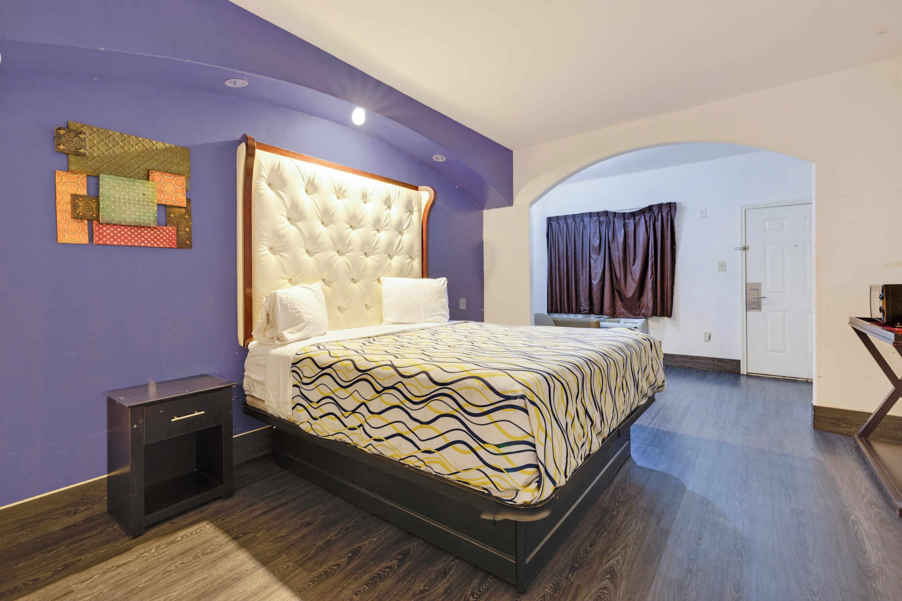 Surmatelas, bureau, fer et planche à repasser, Wi-Fi gratuit